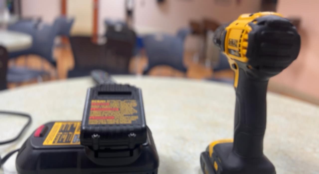 Expertos dijeron a Univision Washington DC que no se recomienda dejar desatendidas por días las baterías cuando se cargan, ya que podrían sobrecalentarse. Artículos como taladros poseen baterías de litio.