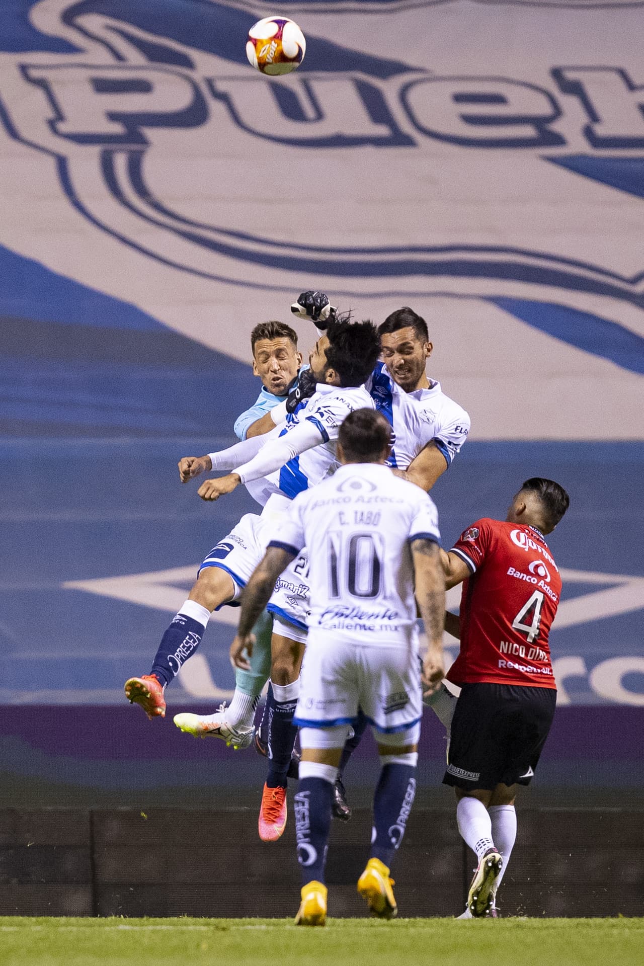 Vikonis salió a cortar un balón y le dio en la cara a Amaury Escoto con el puño cerrado.