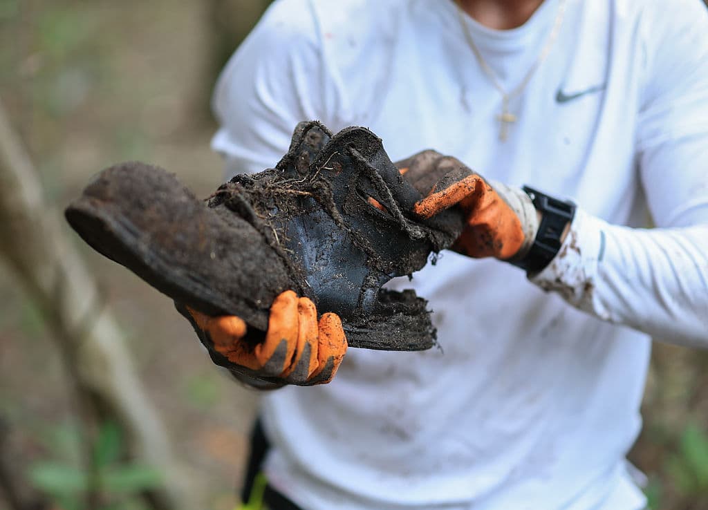 Una bota vieja e inservible entre la basura que encuentra Otazo en los manglares.