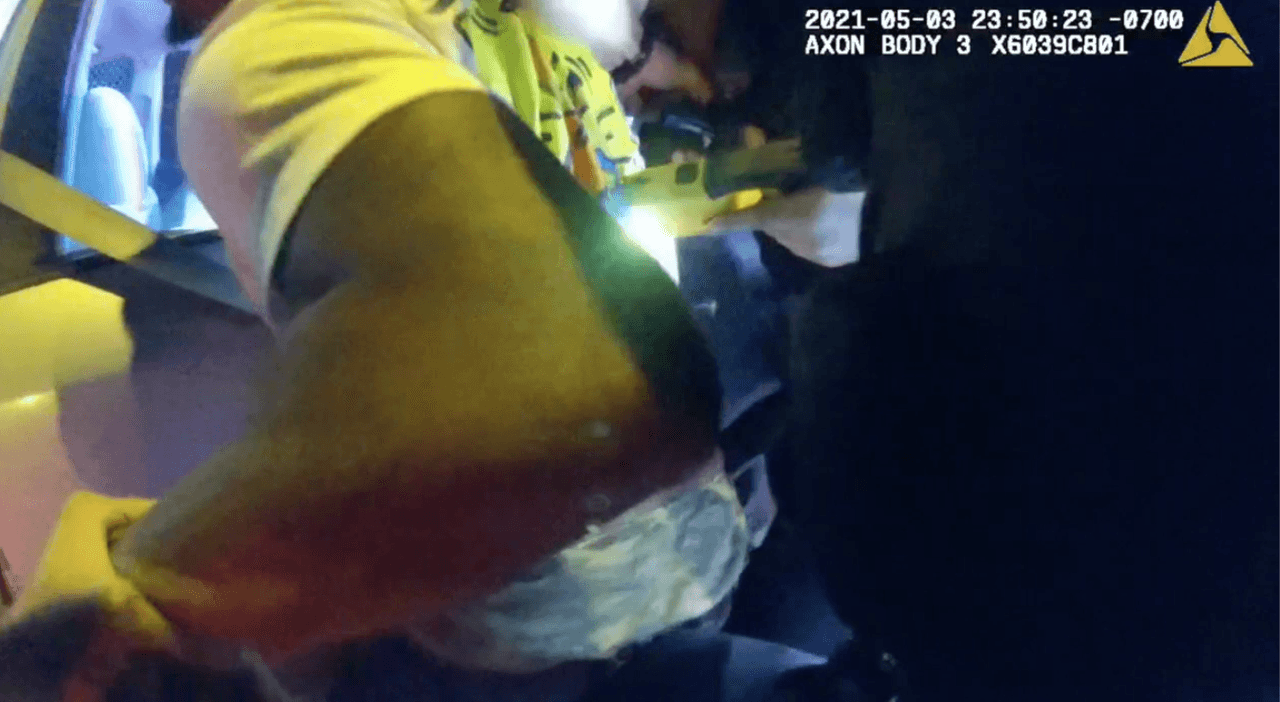 La policía tomó el arma, y bajó del auto entre jaloneos al hombre, según se muestra en el video. Sin embargo, se ve como la policía también utiliza una pistola taser para poner contra el piso a Jones