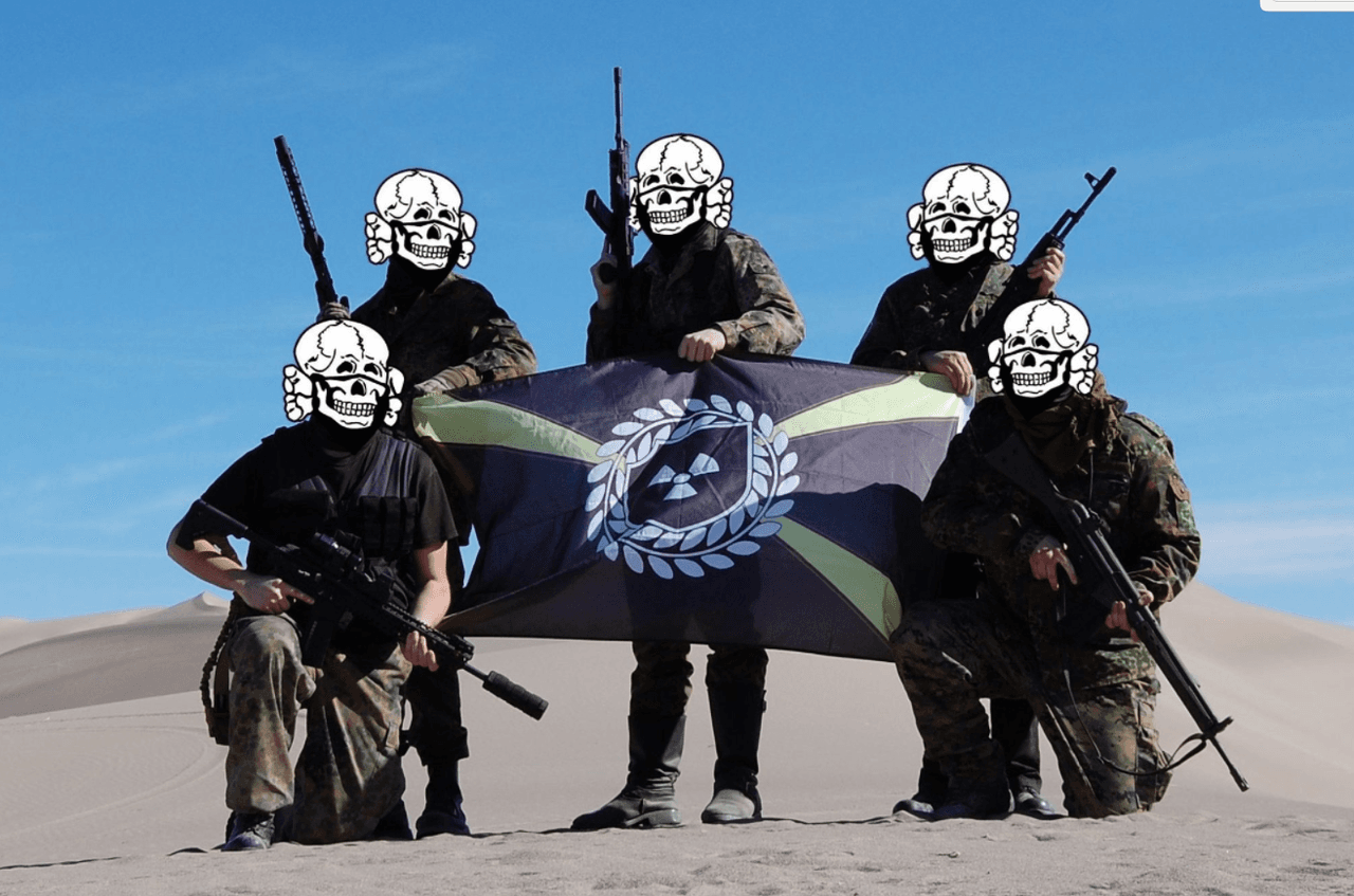 Miembros de Atomwaffen en un entrenamiento que realizaron en el desierto de Nevada el pasado enero.