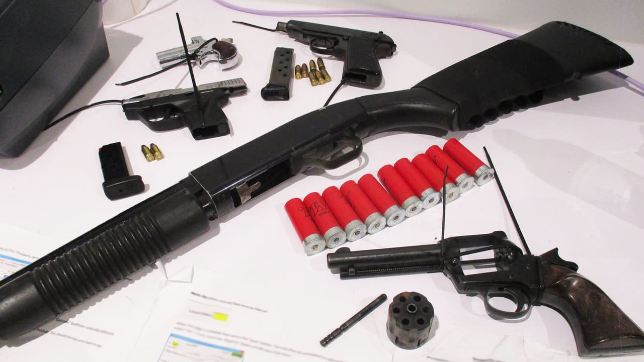 Un escopeta (shotgun) y cuatro revólveres fueron decomisados en la guarida de los presuntos traficantes de drogas.