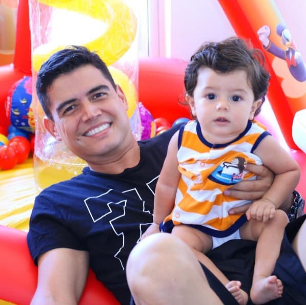 El lado paternal de Orlando nos fascina, sin duda, la mejor exclusiva de su vida, es la de ser padre.