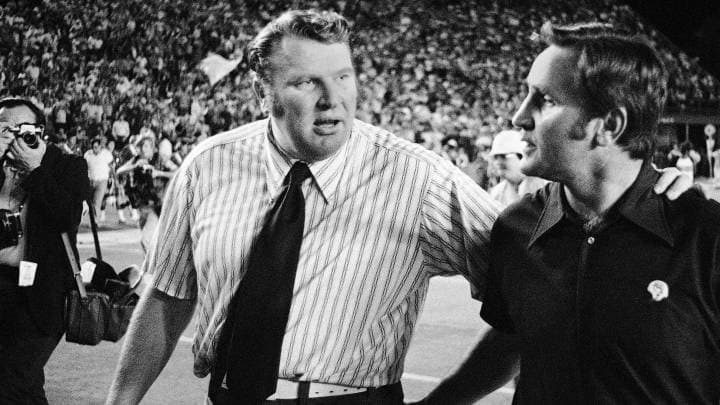 Al Davis fue fundamental para Madden tras brindarle la oportunidad de ser el coach de linebackers para los Raiders en 1967.
