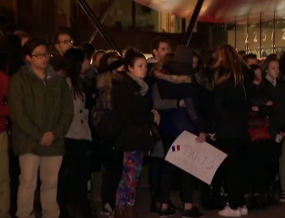 Pero en un momento alguien se puso a cantar La Marsellesa, el himno de Francia, y muchos se unieron al canto.