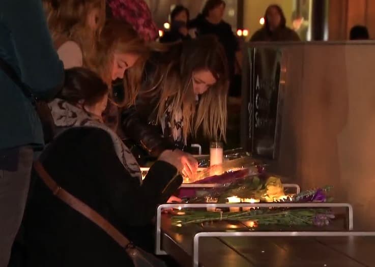 Un centenar de pesonas se reunieron frente al Consulado General de Francia en la ciudad y realizaron una solemne vigilia.