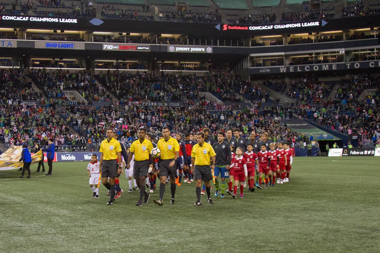 El CenturyLink Field de los Seattle Sounders tuvo una invasión de hinchas de Chivas de Guadalajara que se hicieron notar en el campo de su rival de turno en los cuartos de final en Concacaf.