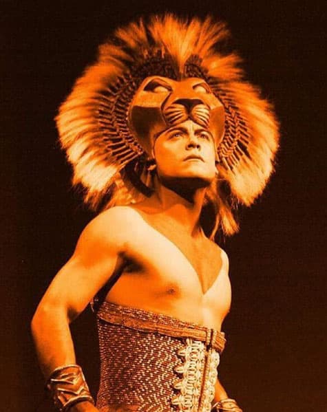 Carlos Rivera, quien ha ganado camino por su extraordinaria voz, ha logrado hacer televisión, teatro en Estados Unidos y México. Se define como: "un chico soñador a más no poder, perseverante, por no decir terco".