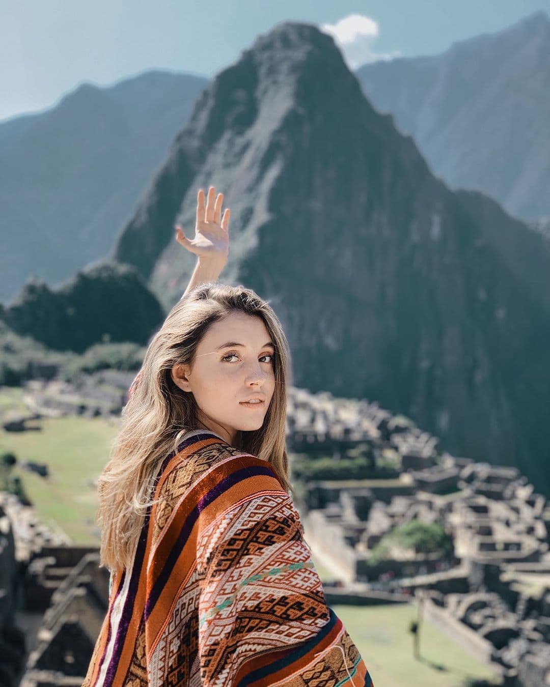 La noche del domingo 23 de agosto,
<b><a href="https://www.univision.com/famosos/las-hijas-de-angelica-rivera-disfrutan-de-sus-vacaciones-por-peru-y-bolivia-junto-a-su-papa-el-guero-castro-fotos" target="_blank">Regina Castro</a></b> entabló una conversación con sus seguidores a través de Instagram.
<br>