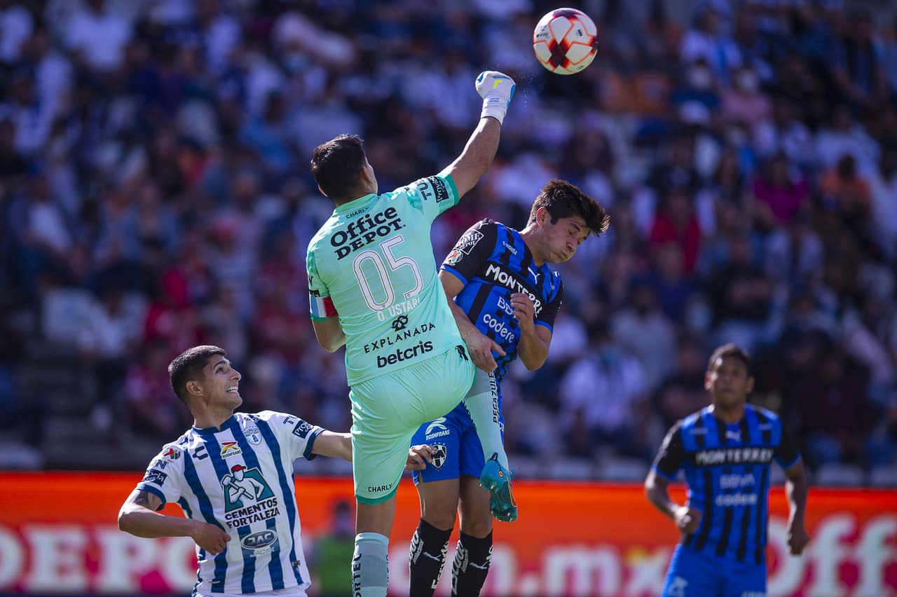 Gracias a un doblete de Luis Chávez y otro golazo de Roberto de la Rosa, el Pachuca dio cuenta de los Rayados.
