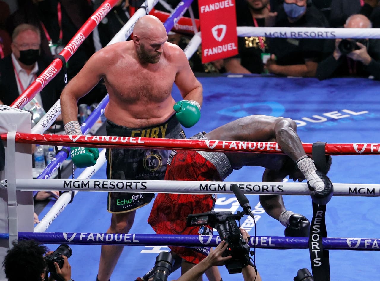 Round del Año: Fury vs. Wilder III (R4). El cuarto asalto de la trilogía dejó a todos al borde de sus asientos cuando ambos peleadores visitaron la lona para firmar el round más emocionante del 2021.