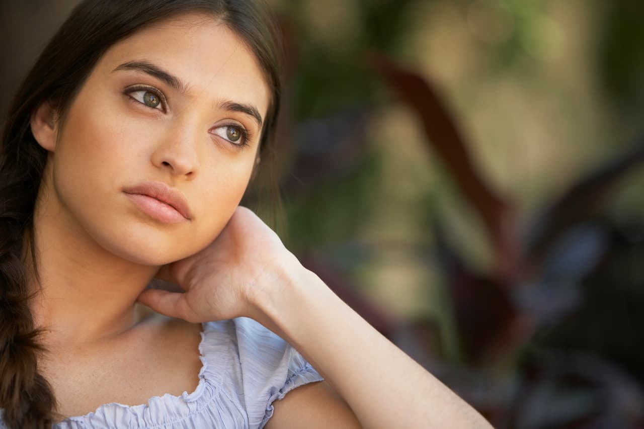 A su lado no sabes exactamente como actuar, como comportarte pues digas lo que digas o hagas lo que hagas no lograrás satisfacerle y quedará como un dejo de tristeza o vacío en su vida. Dudará de ti, de todo, de todos.