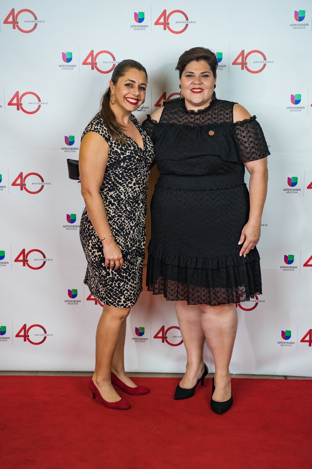 Invitados posando para una foto en la alfombra roja de Univisión Arizona.
<br>