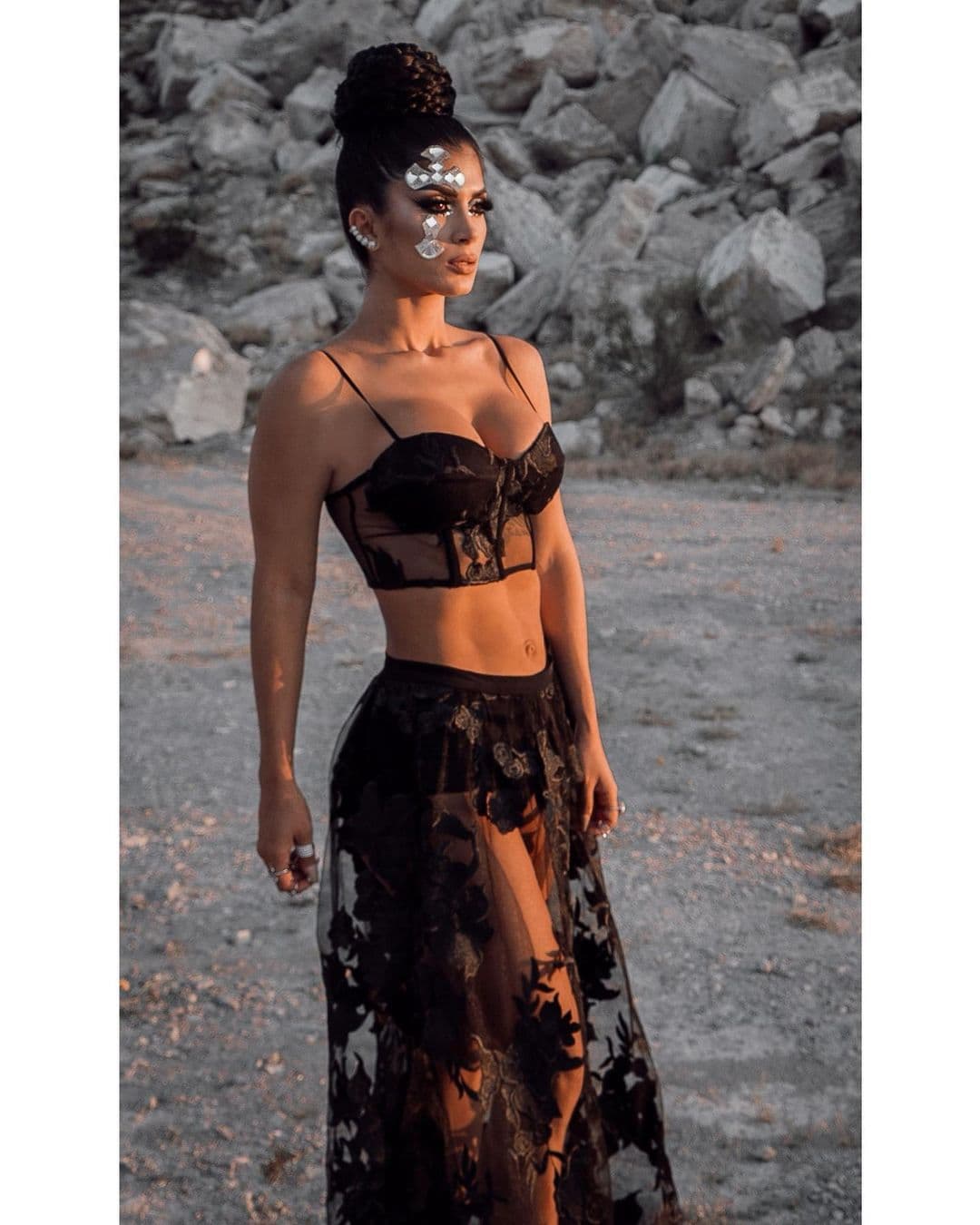 Kimberly Flores, visti贸 un vestido transparente para el videoclip de una de las canciones que ha sacado desde que se lanz贸 como cantante.