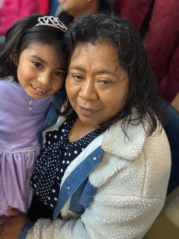 La familia de Margarita Ávila, junto con la organización FIEL Houston,
<b>exigieron en conferencia de prensa su libertad. La mujer estuvo hablando por teléfono en la rueda con los medios de comunicación y detalló que lo está pasando mal. </b>
<br>
<br>"Las condiciones de estar aquí es (son) muy mala... la comida es muy mala. Todo es malo aquí, todo... (Pido) que me suelten, porque yo no soy culpable de nada", dijo Margarita en llamada telefónica con FIEL.
<br>
<br>Ella además expresa sentirse mal, porque sigue detenida, aunque
<a href="https://www.univision.com/local/houston-kxln/desestiman-cargos-jardinera-hispana-margarita-avila-detencion-ice-empleada-correo" target="_blank">no tiene cargos en el condado de Harris</a> y destacan que no pudo pasar el Día de las Madres con su familia.