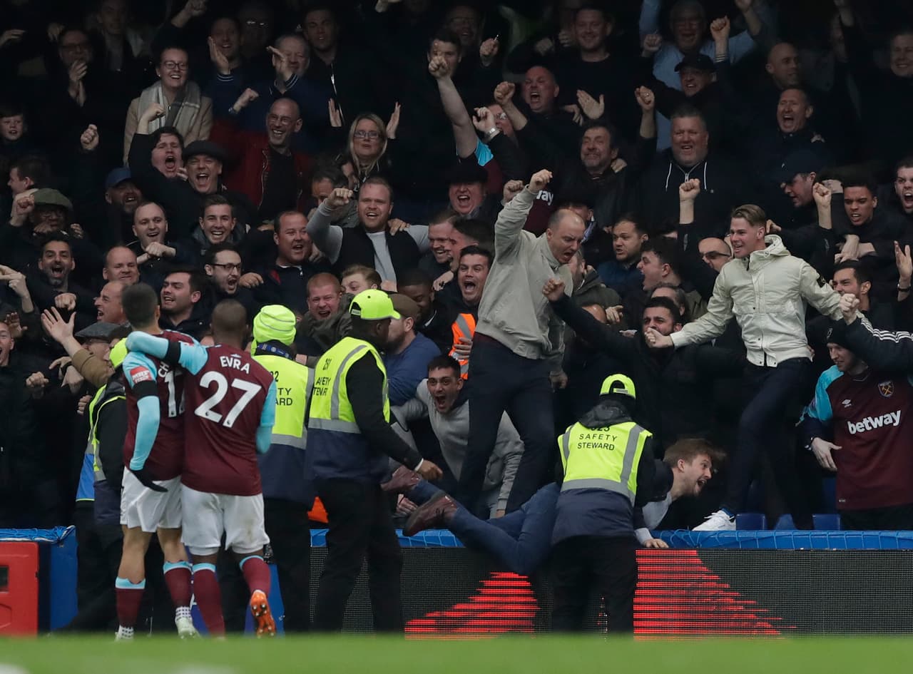 Es una de las mejores aficiones de la Premier League, que con los años se ha vuelto menos violenta y más linda. Así es la afición que alienta al West Ham.