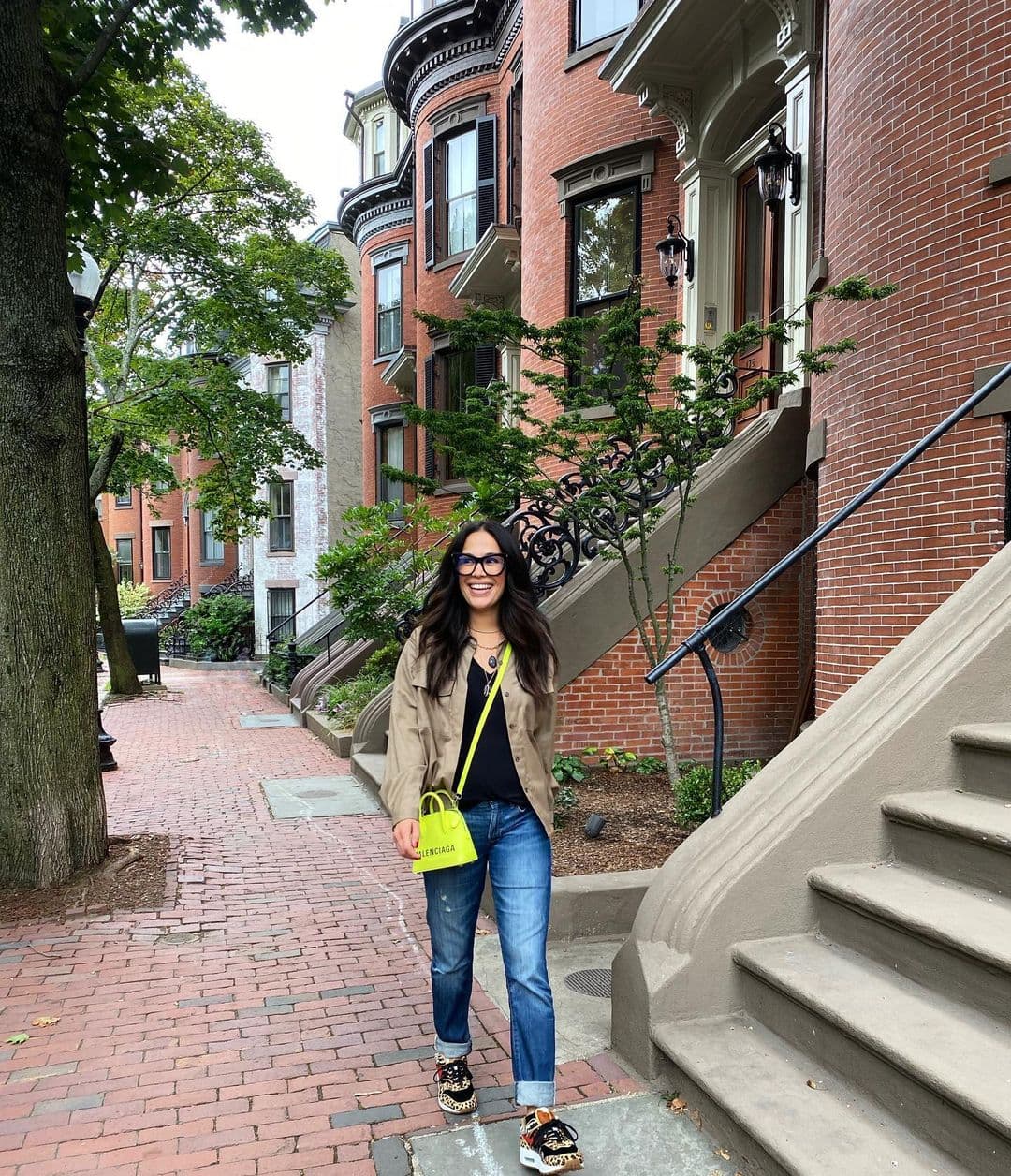 Sonriente y relajada, los looks de Karla Martínez en sus vacaciones por Boston