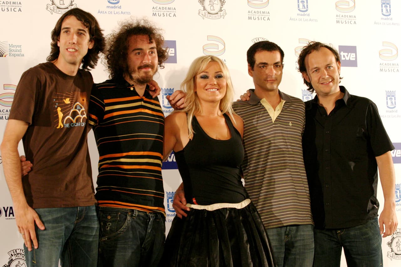 <b>La Oreja de Van Gogh</b>
<br>La banda española se formó en 1996 con Pablo Benegas, Álvaro Fuentes, Xabi San Martín, Haritz Garde Amaia Montero (quien fue reemplazada por Leire Martínez a su salida).