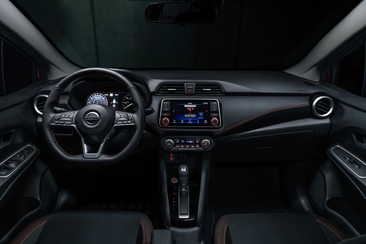 En su interior encontramos también señales de la nueva identidad visual de Nissan como su panel de instrumentos ‘Gliding Wing’ que aporta sensación de amplitud apoyándose en su iluminación horizontal.
<br>