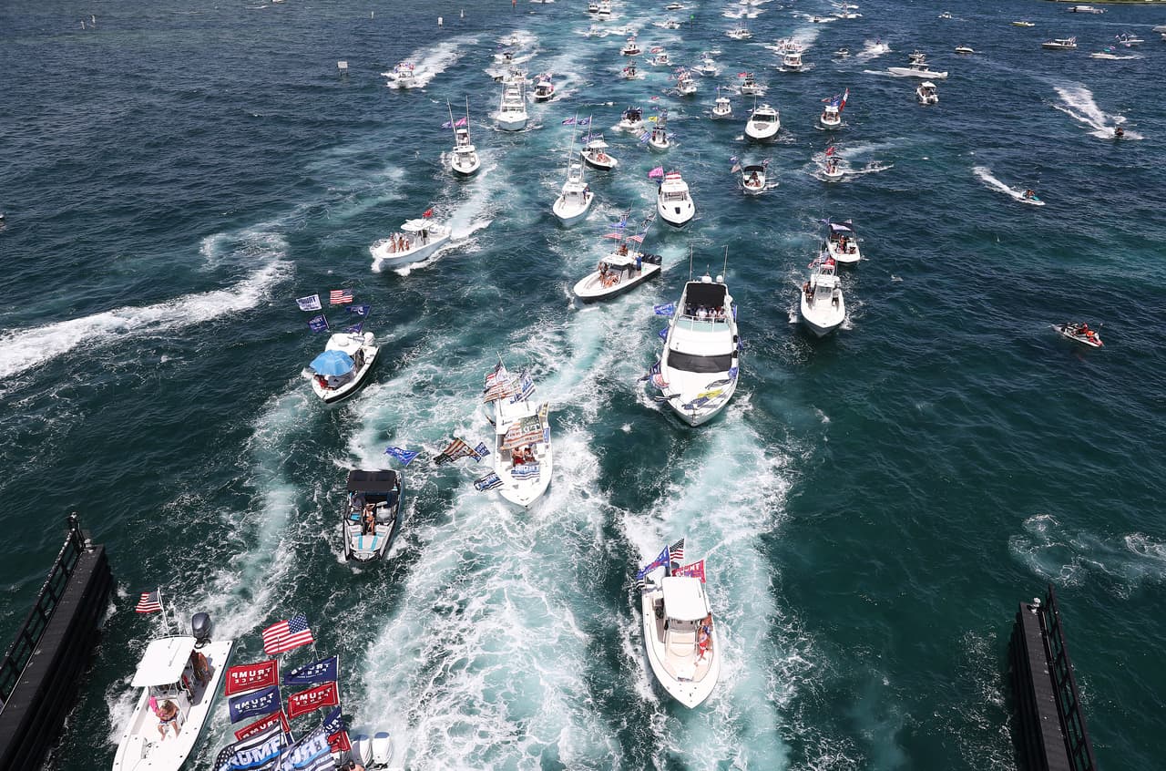 Los navegantes se vieron pasar por debajo del puente Blue Herron por más de una hora.