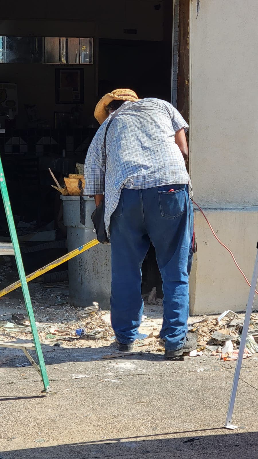 El auto había sido robado. Al intentar detenerlo, aceleró, perdió el control y se impactó contra una de las paredes del local.
<br>