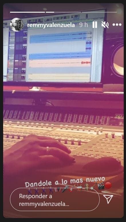 <b><a href="https://www.univision.com/shows/el-gordo-y-la-flaca/remmy-valenzuela-celebra-13-anos-de-carrera-musical-mientras-recuerda-lo-dificil-que-fue-alcanzar-la-fama-video" target="_blank">"Dándole a lo más nuevo"</a></b>, escribió en uno de los cortos videos que publicó, en lo que se presume podría ser su nuevo material.