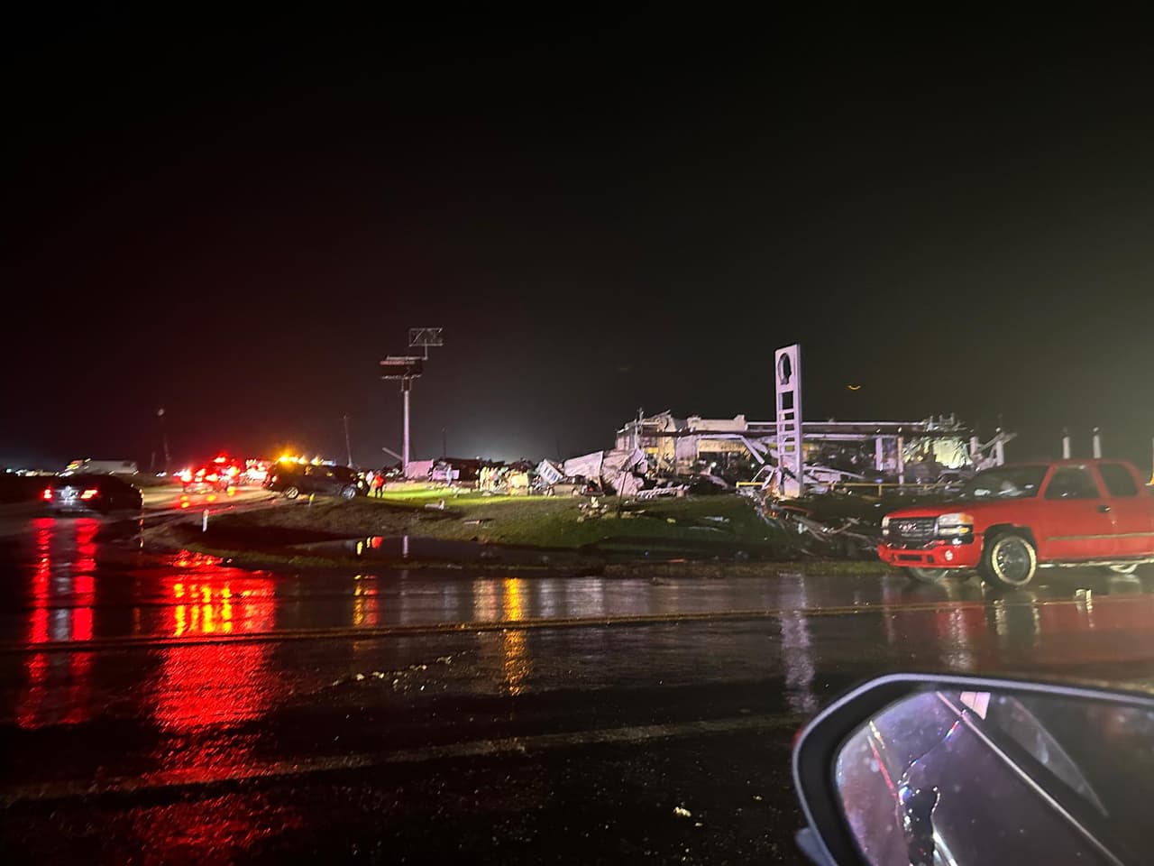 En este punto de la I-35 y Lone Oak Road, donde estaba la gasolinera Shell, también está cerca un área de casas rodantes y un restaurante que se vieron prácticamente destruidos e impactados por el tornado.
