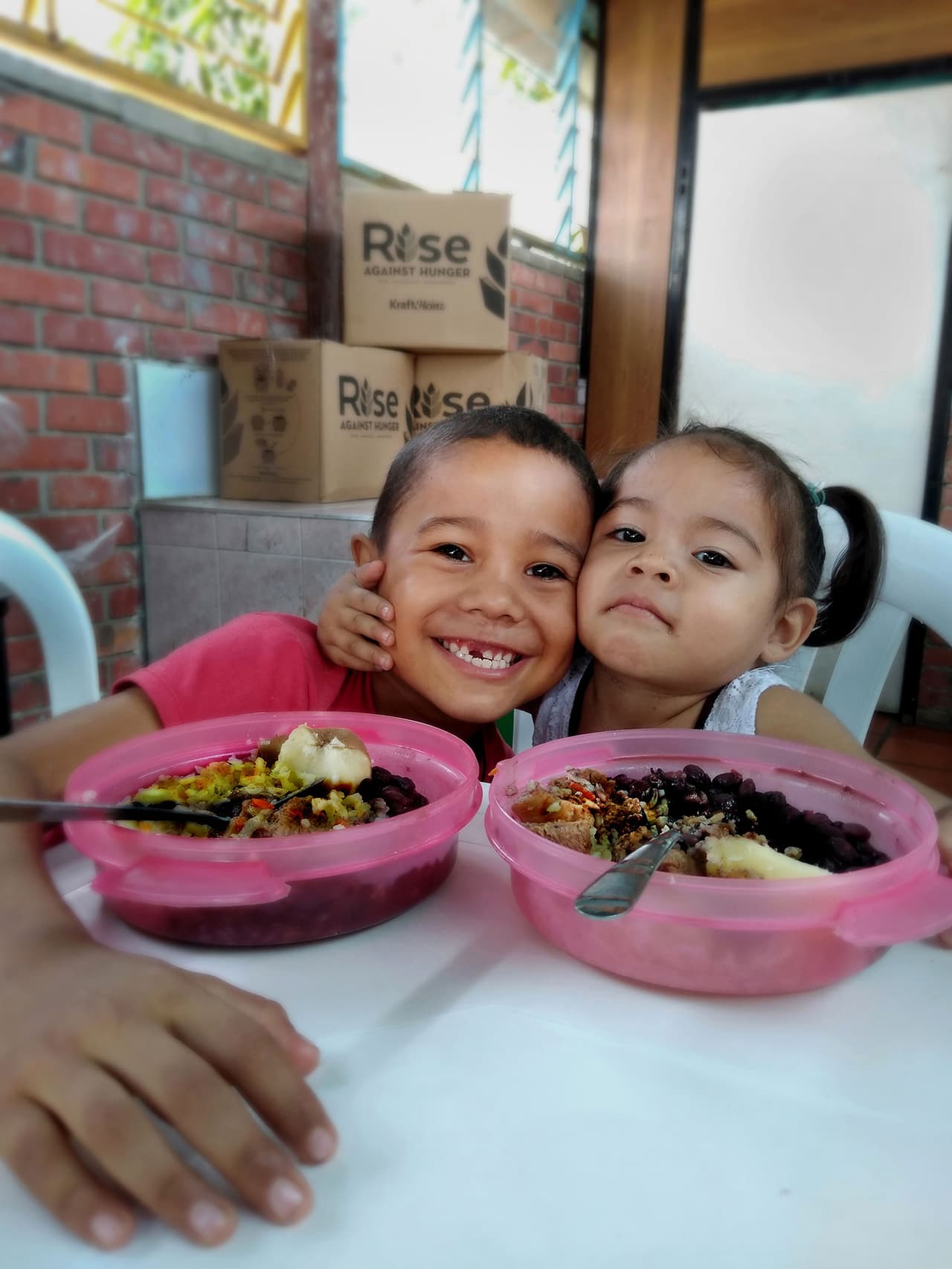 Rise Against Hunger provee asistencia a comunidades vulnerables en países como Venezuela, Colombia y Honduras.