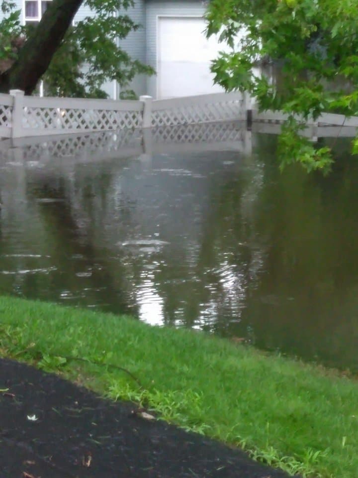 Además, piden a conductores que no intenten pasar por caminos inundados.