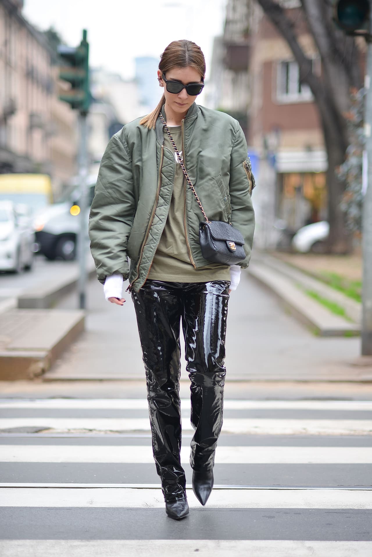 Lo formal va bien con lo informal. No te preocupes con qué vas a llevar esos pantalones de charol carísimos que compraste, una camiseta verde militar que ni siquiera tienes que molestarte en metértela por dentro del pantalón será su mejor complemento.