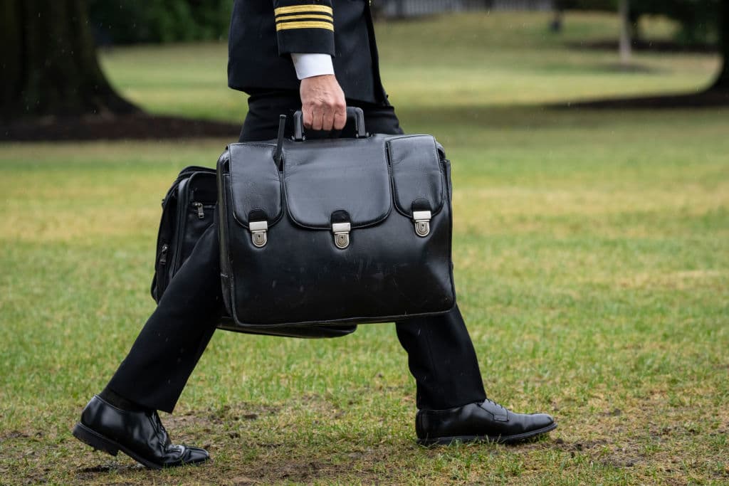 Escoltado para el viaje del presidente estadounidense, un oficial llevó los bultos conocidos como "nuclear football". Estos contienen códigos de lanzamiento
<b><a href="https://www.univision.com/noticias/biden-responde-a-la-amenaza-de-putin-una-guerra-nuclear-no-se-puede-ganar-video" target="_blank">para armas nucleares</a></b>.