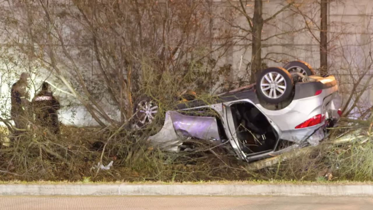Tras realizar esa maniobra perdió el control, golpeó la acera y se estrelló contra un poste de luz.