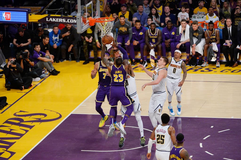 En esta jugada en el segundo cuarto, restando 5:38 en ese periodo, LeBron atacó el aro y usando su fuerza se abrió paso.