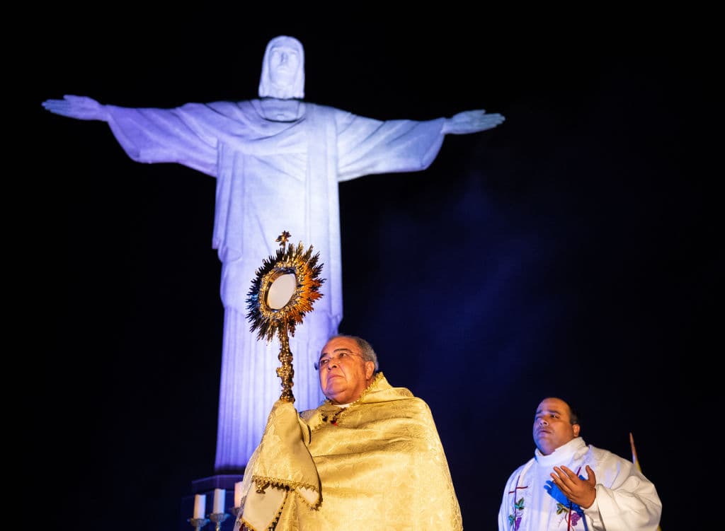 El arzobispo de la ciudad de Río de Janeiro, Dom Orani Tempesta, realiza una misa en honor al Acto de Consagración de Brasil y homenaje a los trabajadores médicos.