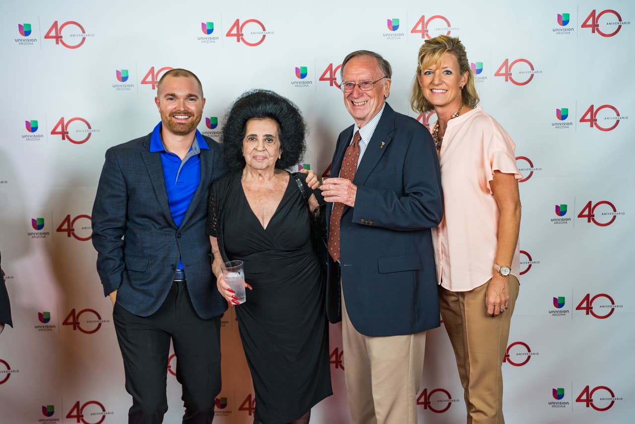 Invitados posando para una foto en la alfombra roja de Univisión Arizona.
<br>