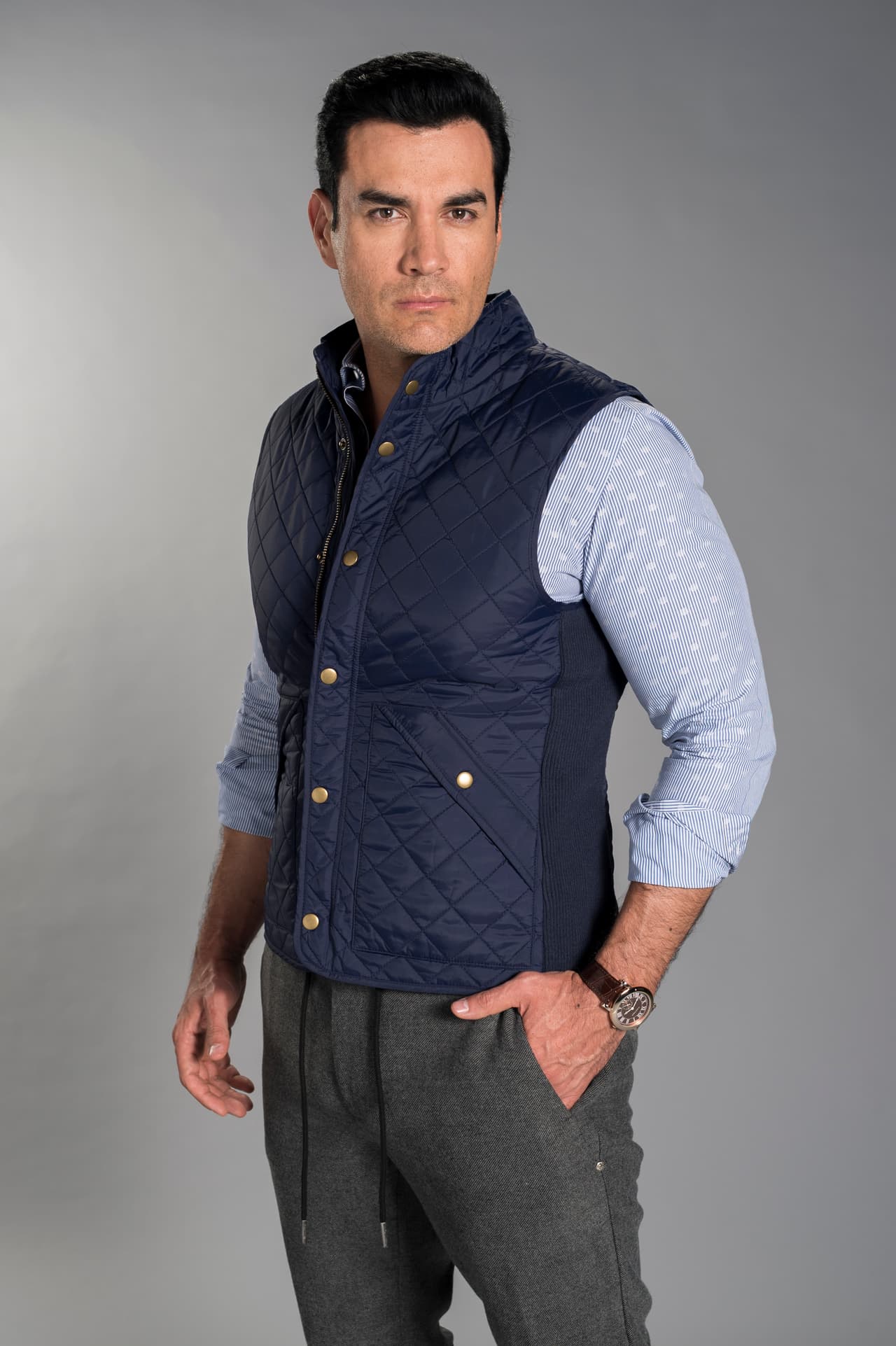 Además nos sorprenderá cantando dos temas que podremos escuchar en la telenovela.