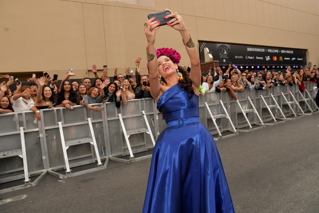 Una de las mejores selfies de la jornada pareció tomarla
<b>Natalia Jiménez</b>, quien quiso inmortalizar su encuentro con los fans antes de la ceremonia.