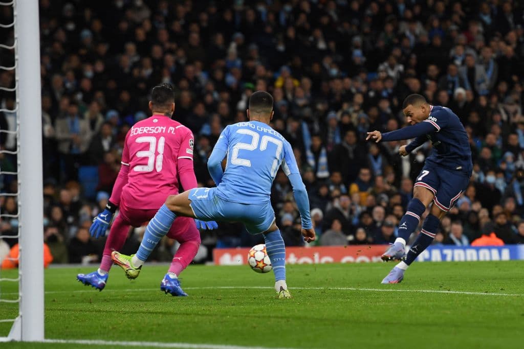 Manchester City se imopne al Paris Saint-Germain 2-1 durante la fase de Grupos en la UEFA Champions League. El conjunto parisino se adelantaba con gol de Kylian Mbappé, pero Raheem Sterling y Gabriel Jesús le dieron a los Cityzens la victoria sobre el tridente Messi-Mbappé-Neymar.
