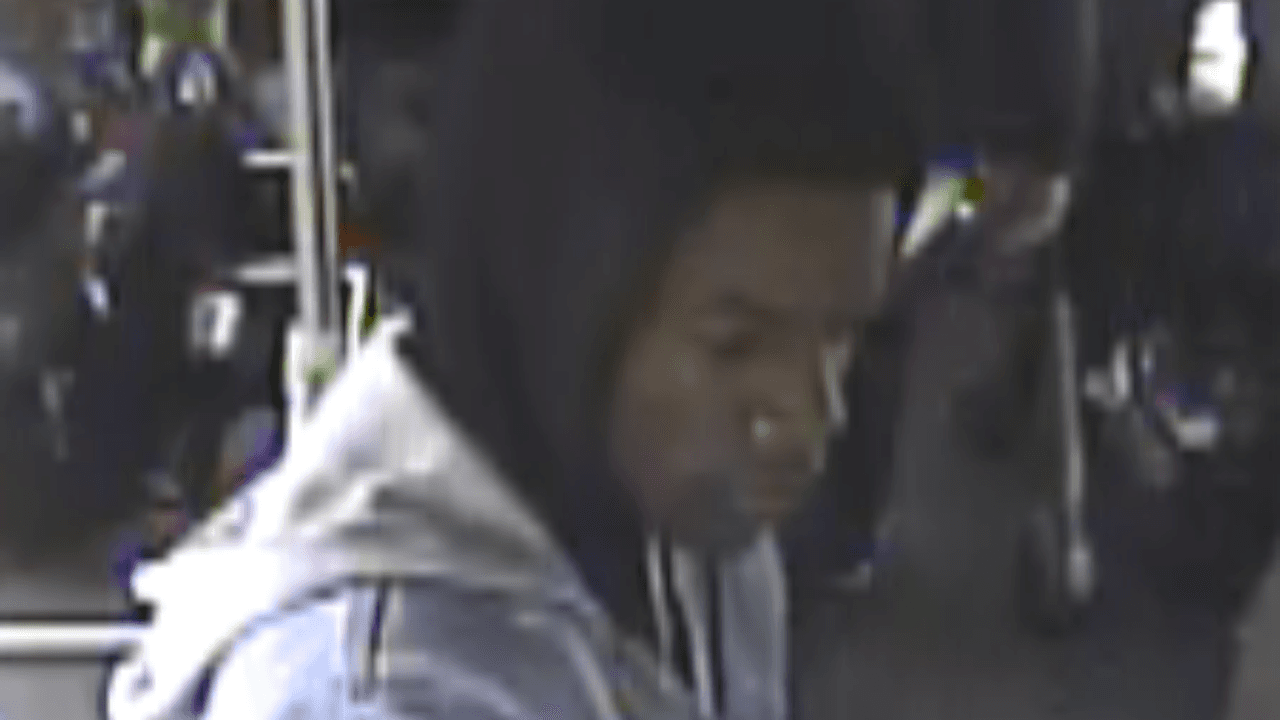 La policía de Chicago busca a esta persona por un tiroteo en un camión de CTA