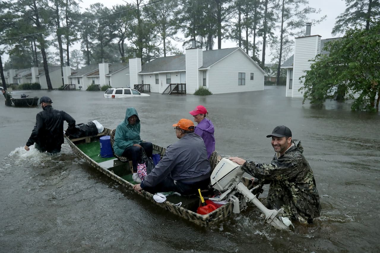 <b>Puesto 11. Huracán Florence, Carolina del Norte (53 muertos). Septiembre de 2018. </b>Tocó tierra en la costa atlántica del estado y se redujo a tormenta tropical, pero impulsó una marejada ciclónica de 10 pies. La mayor parte del daño lo hizo
<a href="https://www.univision.com/noticias/huracan-florence/fotografias-interactivas-el-antes-y-despues-del-destructivo-paso-de-florence-por-las-carolinas">las fuertes lluvias que provocaron inundaciones históricas hacia el interior</a>. Las pérdidas se calculan en más de $24,000 millones.