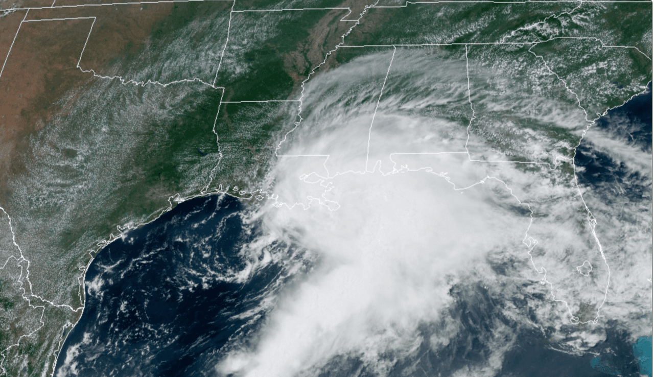 Louisiana se prepara para recibir fuertes lluvias y vientos ante la amenaza de una tormenta tropical