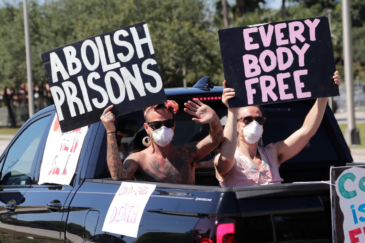 Experto recomienda liberar a inmigrantes detenidos en cárcel de ICE para evitar más contagios por covid-19