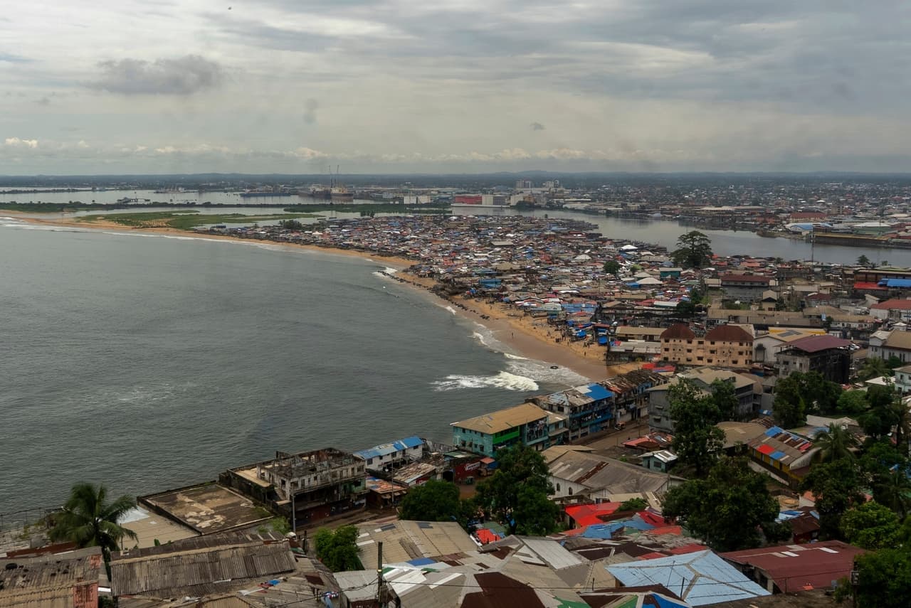 Estados Unidos envía los primeros 20 deportados a Liberia; se espera que sean al menos 1,200 inmigrantes por un nuevo acuerdo