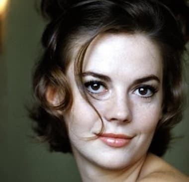 Conforme fue creciendo, Natalie pasó de estrella infantil, a ser estrella adulta, sin ningún problema aparente, salvo que su madre, de origen ruso, era sumamente controladora.