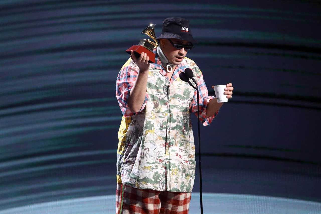 Temprano en la ceremonia, Bad Bunny también fue protagonista de un momento inolvidable. Al ganar el Latin GRAMMY al Mejor Álbum Urbano, por 'X 100PRE', aprovechó su mensaje de agradecimiento para
<b><a href="https://www.univision.com/shows/latin-grammy/vamos-a-volver-a-traer-creatividad-bad-bunny-se-dirige-a-sus-colegas-al-aceptar-el-premio-por-mejor-album-urbano-video">invitar a los reggaetoneros</a></b> a buscar más formas de crear, siendo originales.