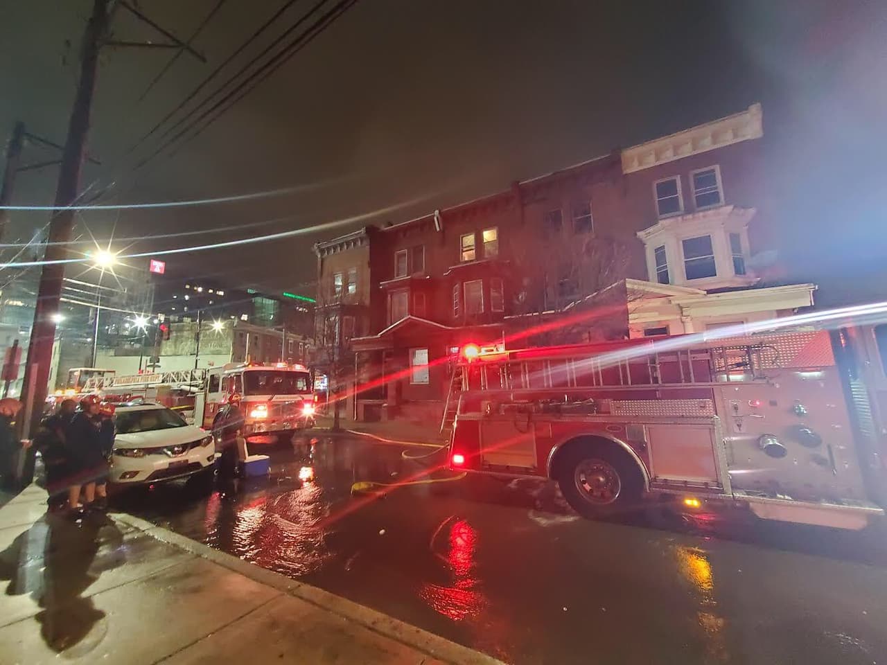 Un incendio en una casa en el vecindario de Franklinville en Filadelfia dejó un hombre muerto y una mujer luchando por su vida.