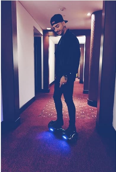 Maluma es el rey de la diversión y así se entretiene mientras no trabaja.