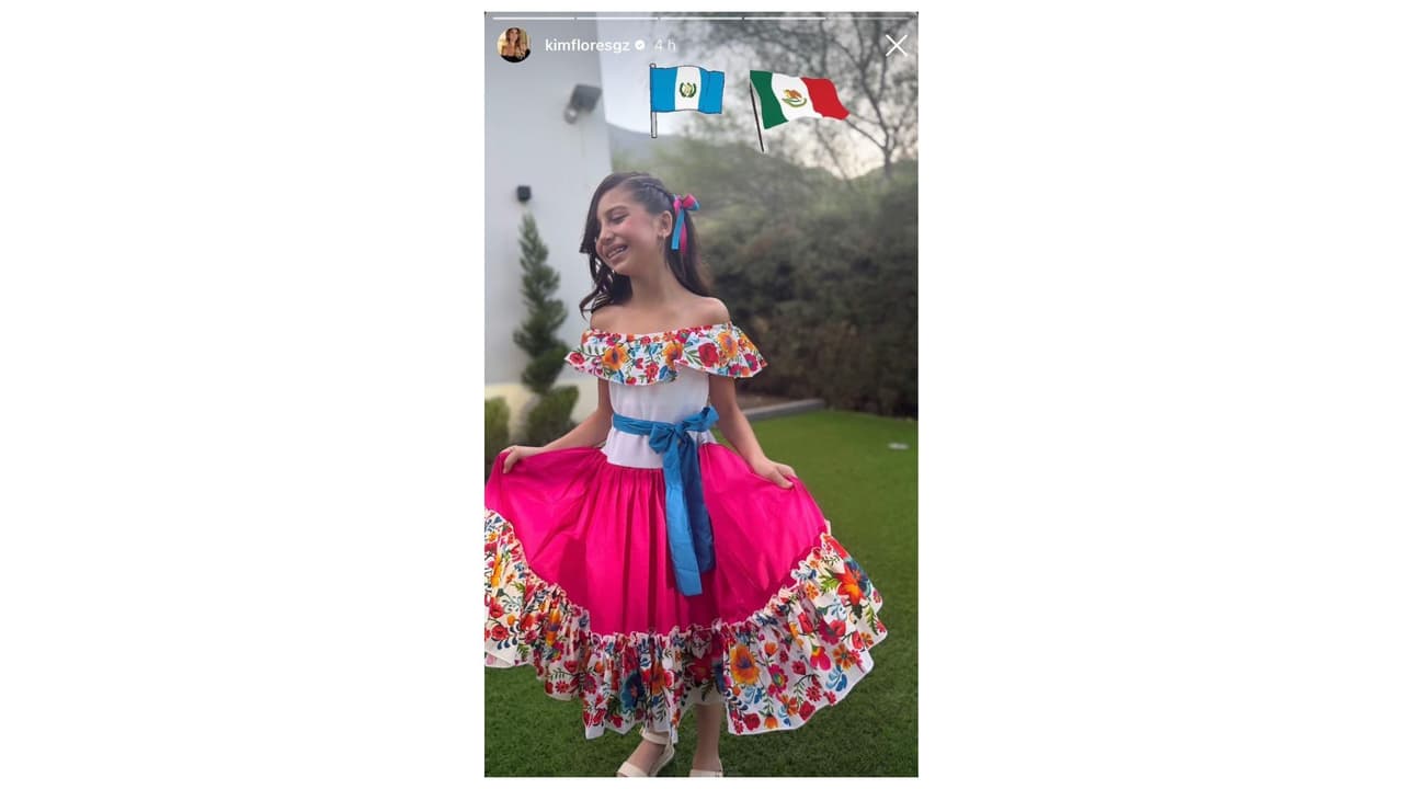 Kimberly Flores presume a su hija vestida de adelita.