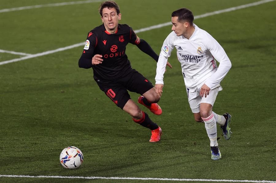 Real Madrid logra hacer empate ante la Real Sociedad y quedar 1-1. Los Txuri-urdines se pusieron arriba al minuto 55 con gol de Portu, pero fue ya al filo del partido, en el minuto 89, cuando Vinicius le dio al cuadro merengue un respiro e igualó el marcador para repartirse puntos en el cierre de la Jornada 25 de LaLiga.