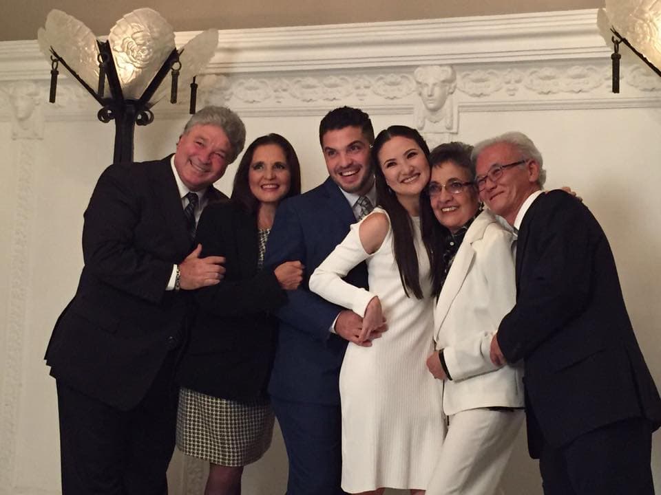 En una inesperada foto del recuerdo, los recién casados posaron con sus respectivos padres.